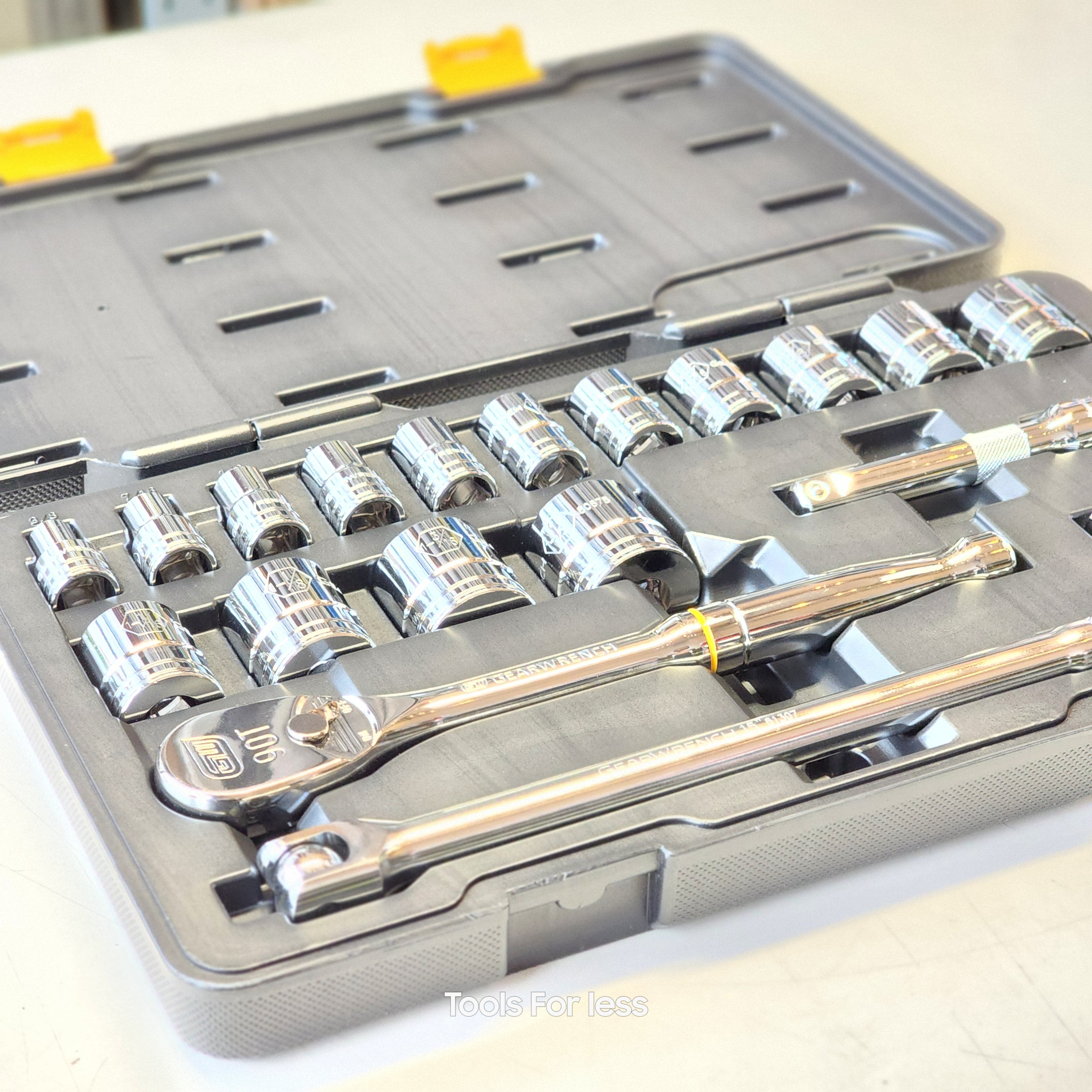 1/2 in Drive 6-Point Standard SAE Ratchet and Socket 1/2 in Drive 6-Point Standard SAE Ratchet and Socket